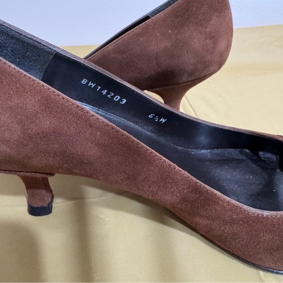 STUART WEITZMAN Suede Kitten Heels, 6.5 Women’s - Picture 5 of 9